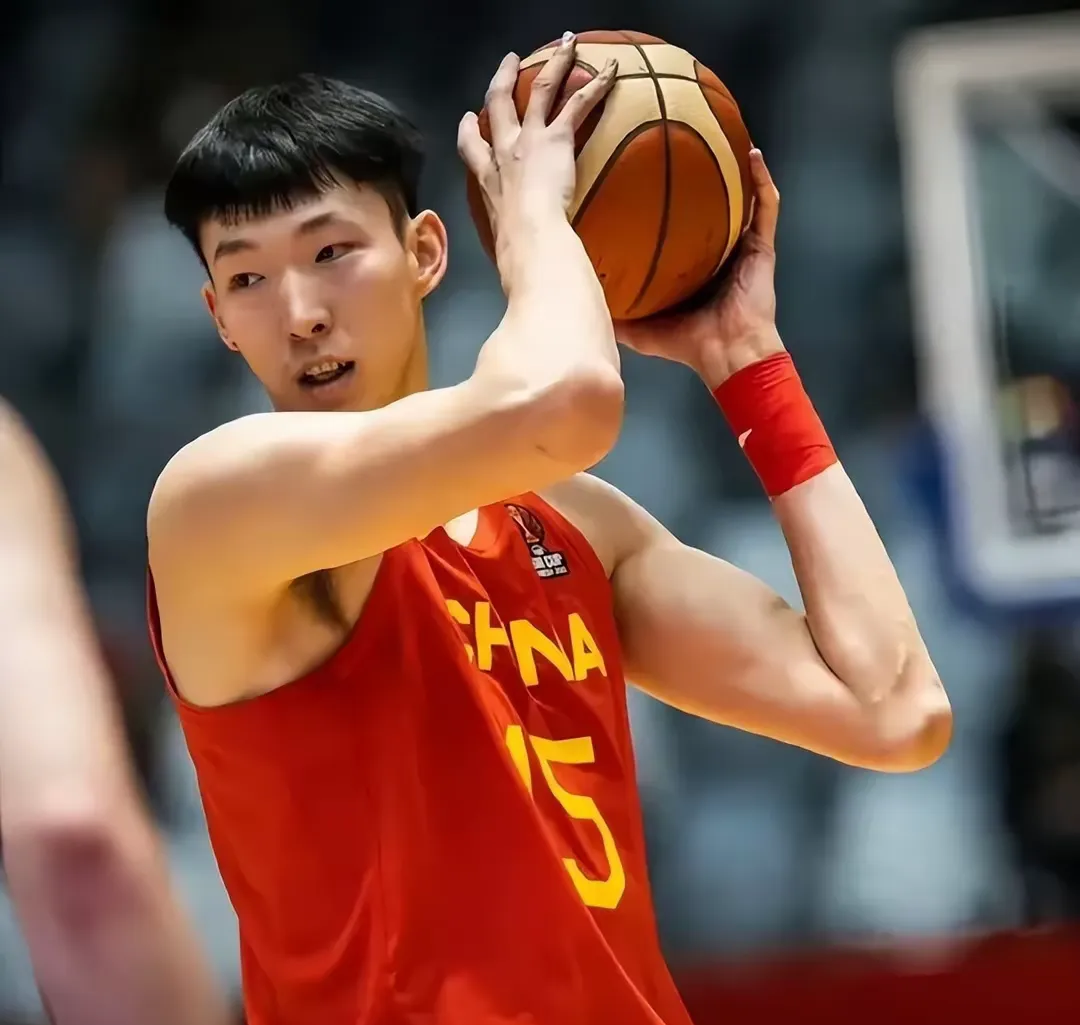 中国男篮NBA夏联集锦周琦17分9板，中国男篮胜黄蜂(中国男篮夏季联赛战胜黄蜂)