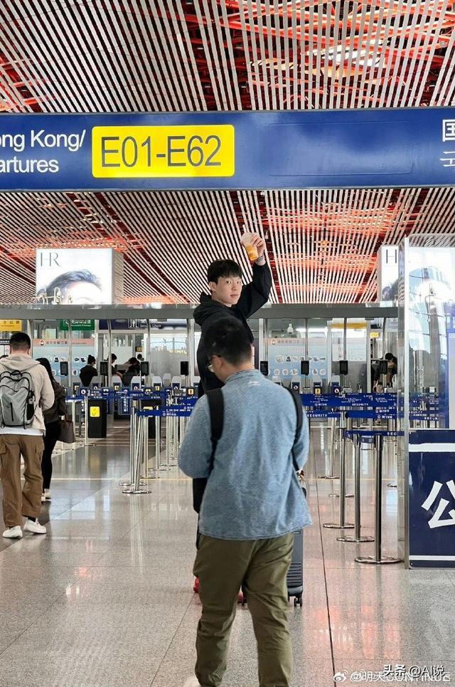 开云体育-杨瀚森父母启程前往美国陪儿子参加NBA选秀大会(杨瀚森个人简历)
