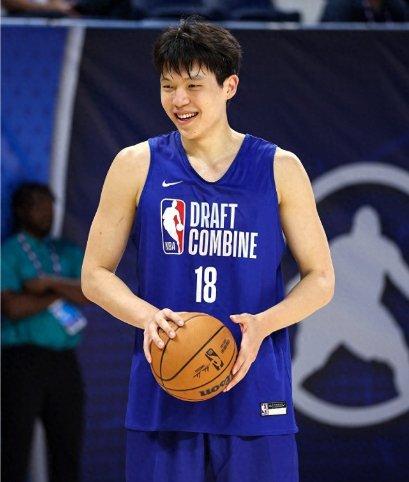 调整能力强！杨瀚森天崩开局随后5助攻3封盖定神(杨瀚森比赛恢复能力)