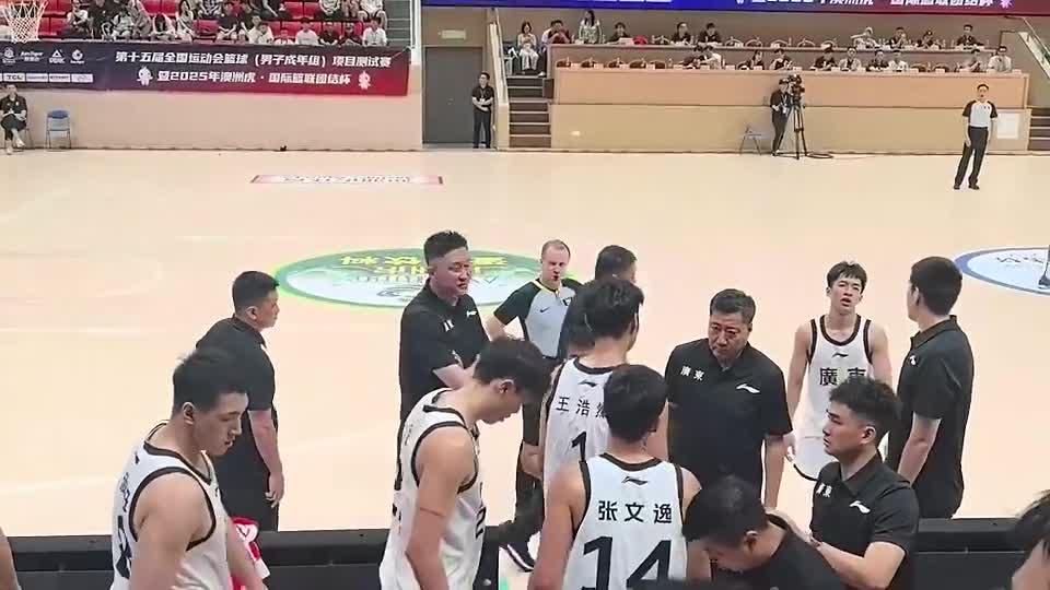 开云体育-杠上了？徐昕与杜锋疑似在热身赛中发生言语冲突的简单介绍