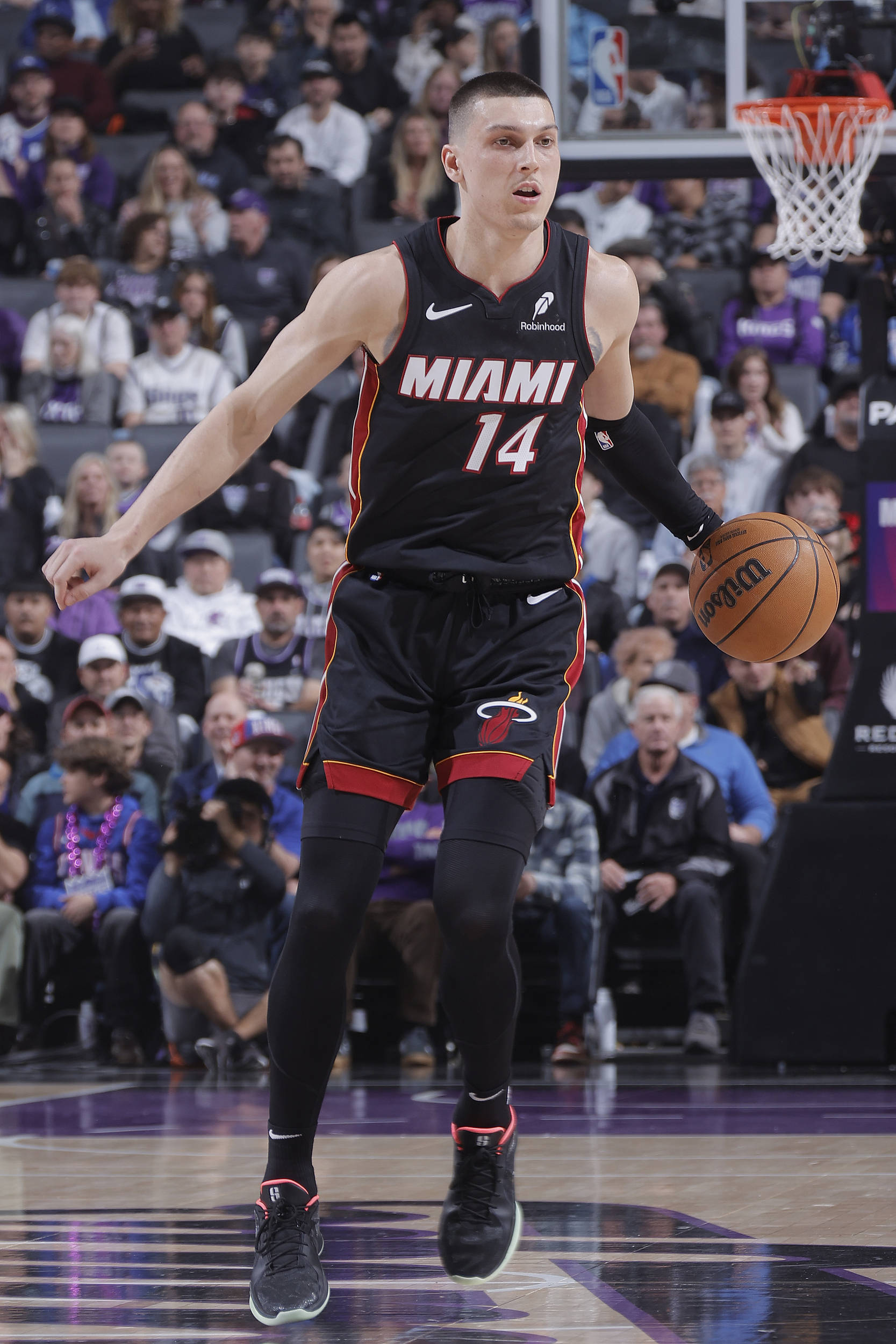 热火遭遇连败，老鹰新秀表现抢眼(nba老鹰热火)
